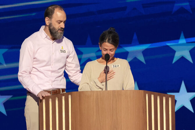 DNC CHICAGO, IL 21. AUGUST 2024 Jon Polin, links, und Rachel Goldberg, Eltern von Hersh Goldberg-Polin, sprechen am dritten Tag des Democratic National Convention am Mittwoch, 21. August 2024, in Chicago, IL